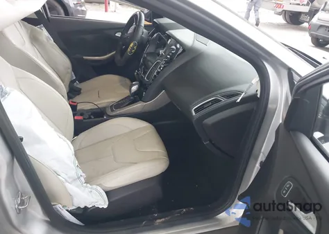 2017 Ford Focus Titanium z USA, uszkodzony, nr VIN 1FADP3J23HL291611